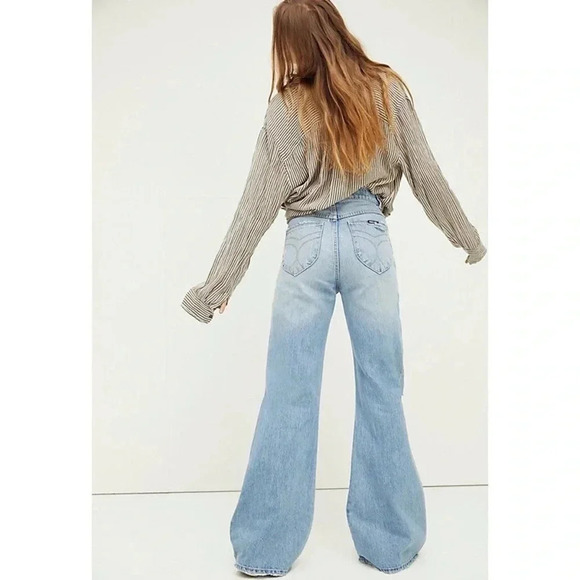 NWT Free People Rollas East Coast Flare Jeans High Rise in Byron Blue Rips 26 - Picture 4 of 12